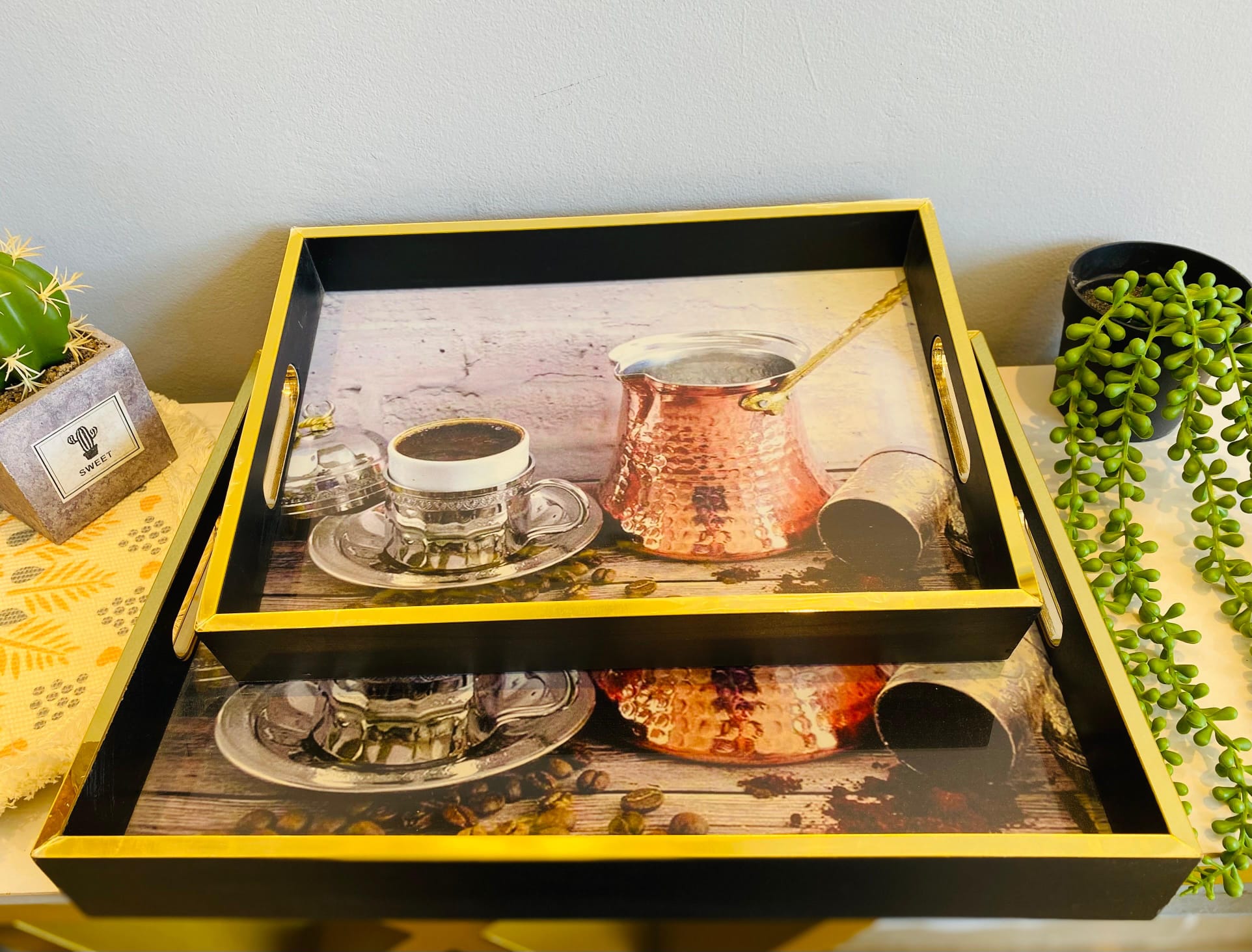 طقم صواني خشب حفة ذهبي قطعتين
