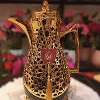 براد قهوة باللون الاسود والذهبي زخرفة اسلامية